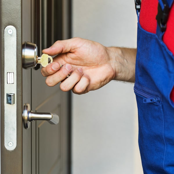 cerrajería residencial ofrece servicios de cambio de cerraduras, instalación de sistemas de seguridad y apertura de puertas